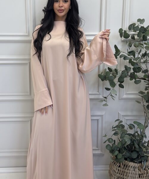 Alternative view of EMIRATI || ELEGANCE