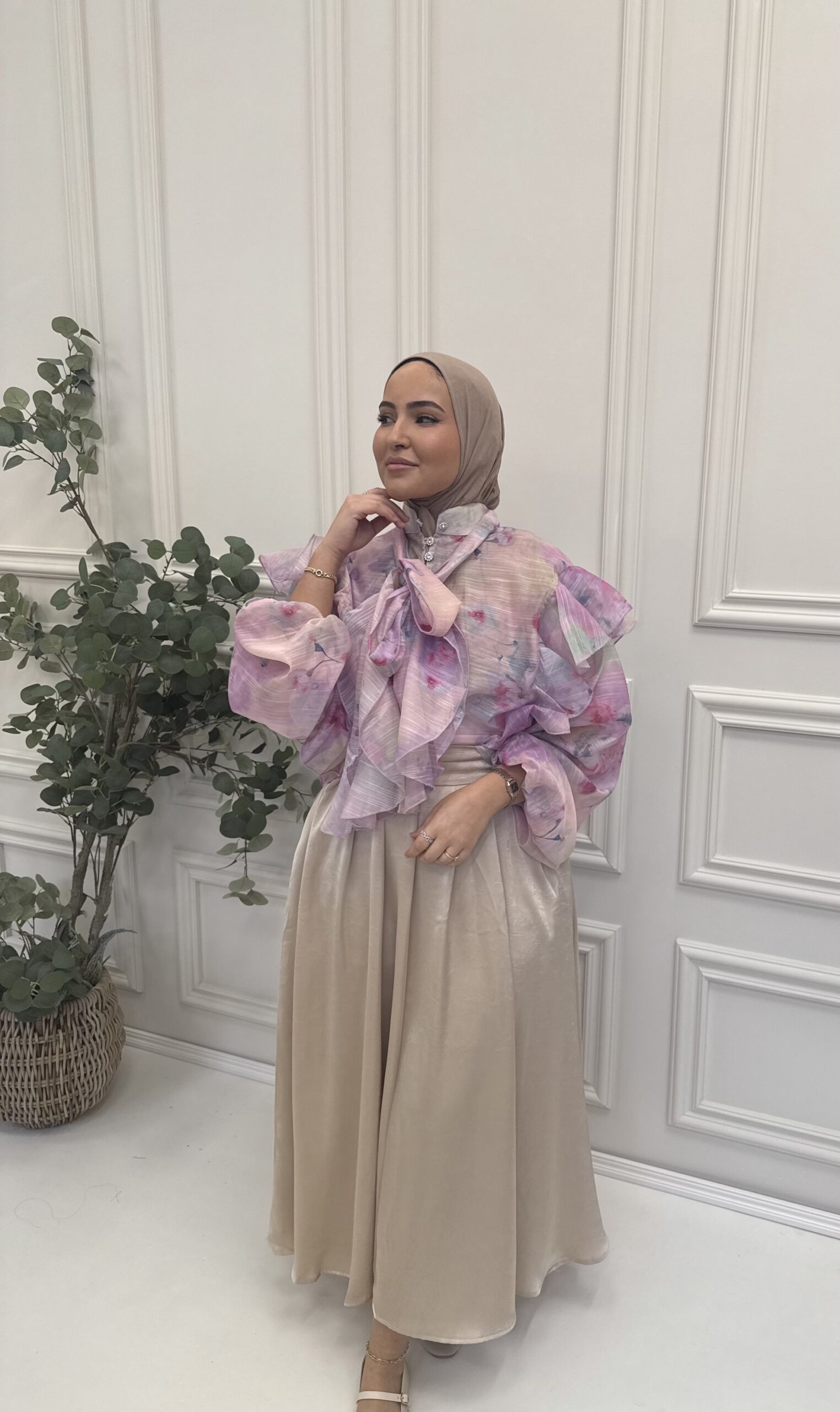 SOFT BLOOM TIE - NECK BLOUSE