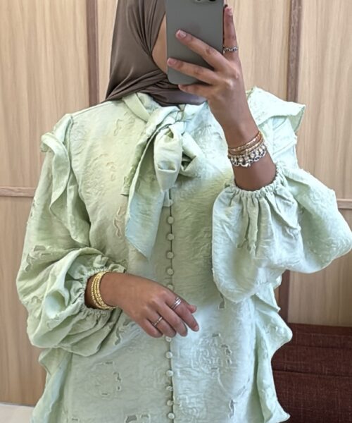 ELEGANTE BLOUSE MET RUCHES EN STRIKDETAIL