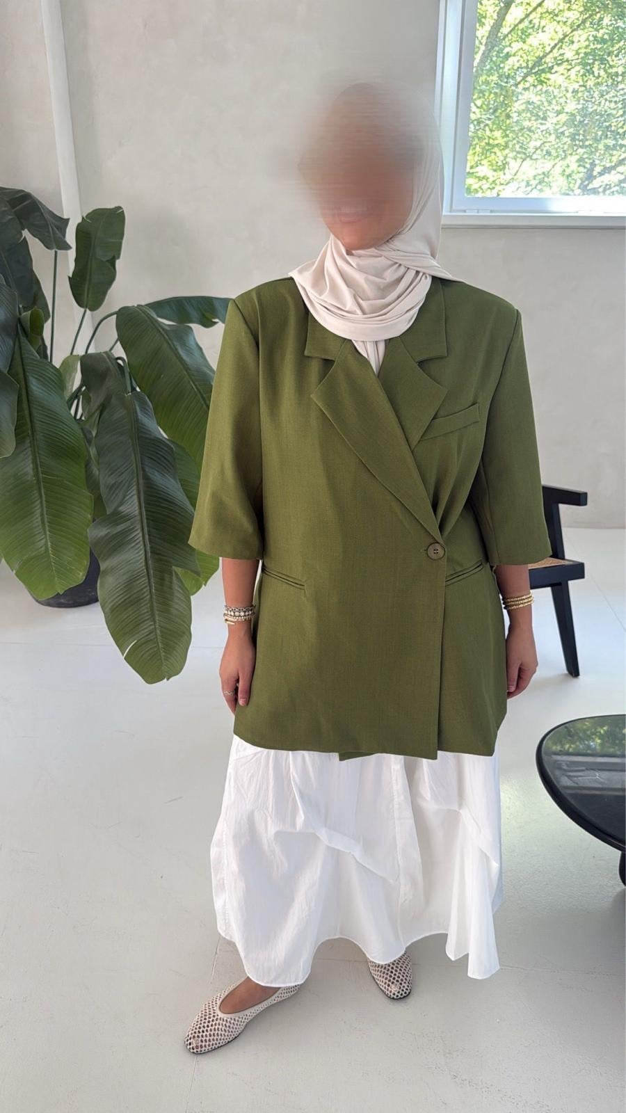 THE THREE-QUARTER SLEEVE BLAZER