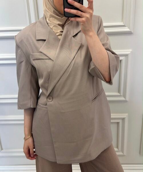 THREE-QUARTER SLEEVE BLAZER