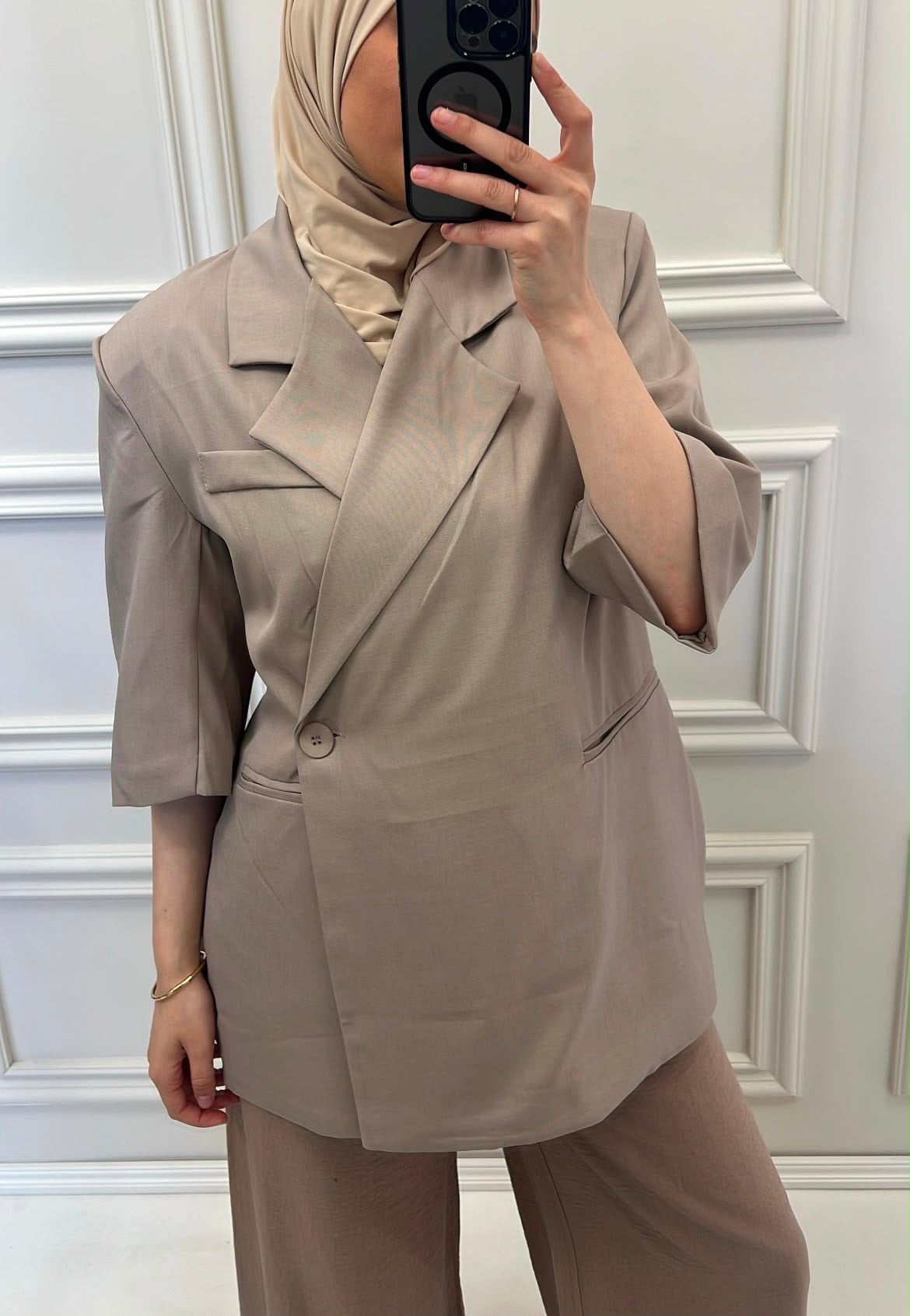 THE THREE-QUARTER SLEEVE BLAZER