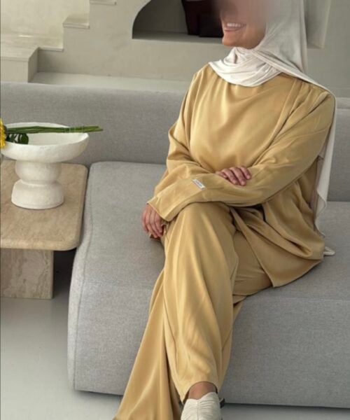Alternative view of EMIRATI || SATIN - TWO PIECE