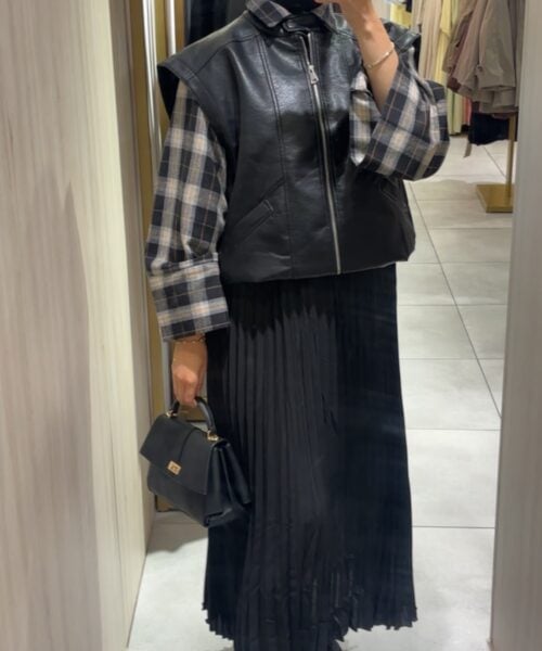 SLEEVELESS LEATHER JACKET
