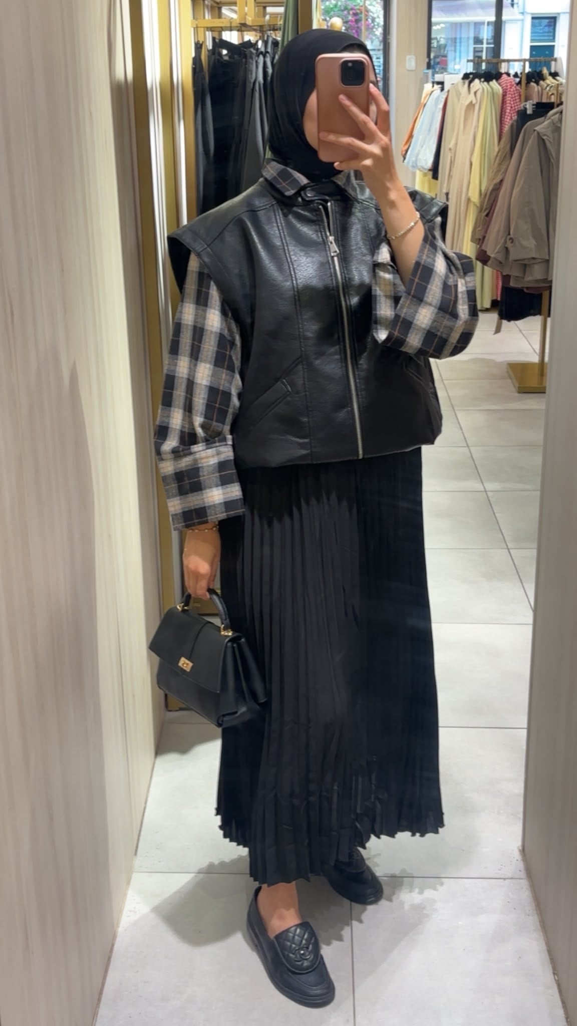 SLEEVELESS LEATHER JACKET